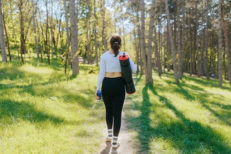 active-woman-seen-from-behind-walking-in-sunny-par-2026-05-21-05-18-50-utc.jpg