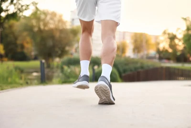 fit-man-running-on-a-park-path-during-golden-hour-2026-05-07-20-13-49-utc.jpg