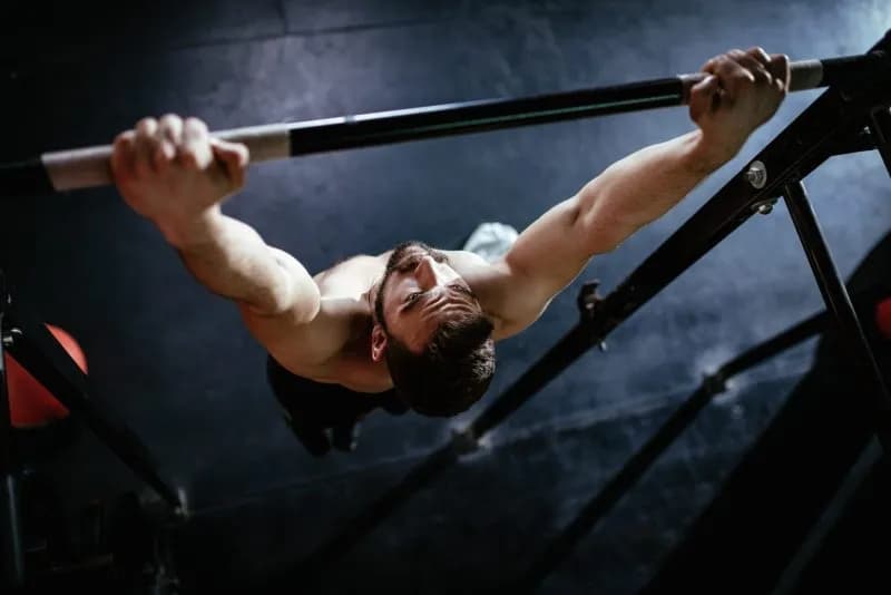 man-doing-pull-ups-at-the-gym-2026-01-05-22-58-07-utc.jpg