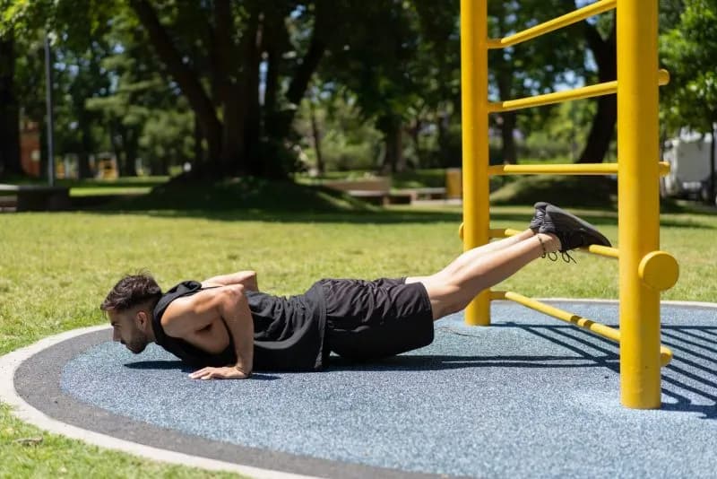 man-works-out-with-push-ups-in-the-park-2026-01-09-00-37-17-utc.jpg