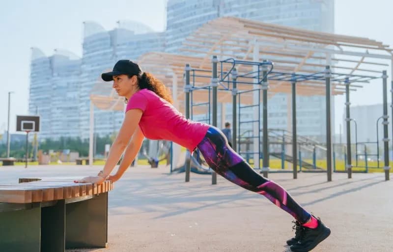 woman-doing-incline-push-ups-on-a-bench-in-an-outd-2026-01-07-06-21-46-utc.jpg