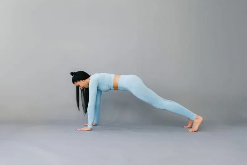 woman-performs-plank-pose-in-studio-2026-03-24-08-44-34-utc.jpg